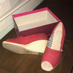 New w/o box Toms red canvas Espadrilles. Size 10.